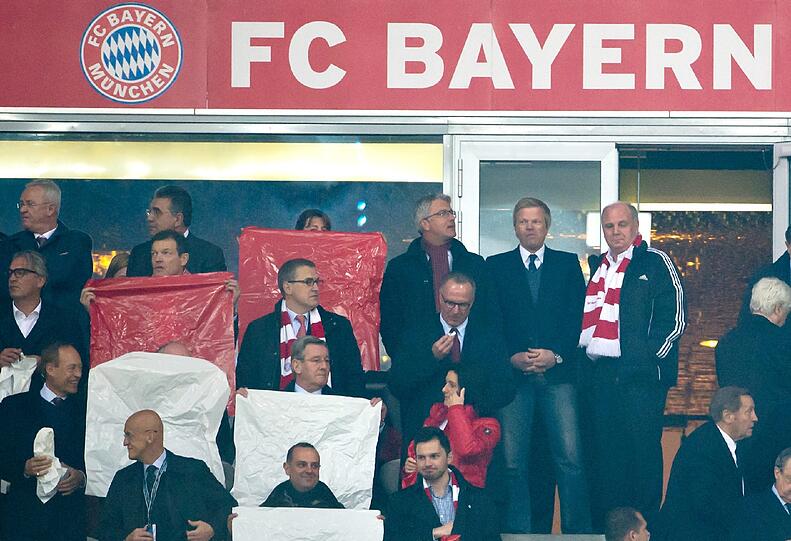 Der wegen Steuerhinterziehung verurteilte Uli Hoeneß verfolgt die Partie der Bayern gegen Real Madrid in der Allianz Arena.