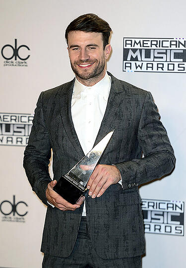 Sam Hunt mit seinem Award für den Besten Newcomer des Jahres