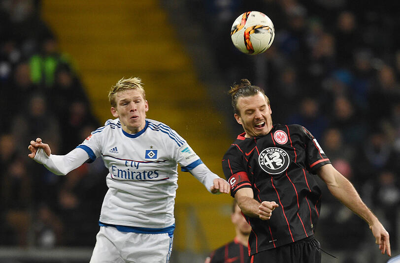 Frankfurts Alexander Meier (r) und Hamburgs Artjoms Rudnevs kämpfen um den Ball.