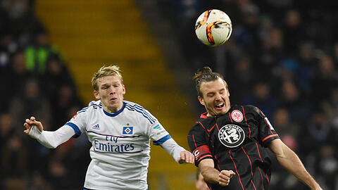 Frankfurts Alexander Meier (r) und Hamburgs Artjoms Rudnevs kämpfen um den Ball.