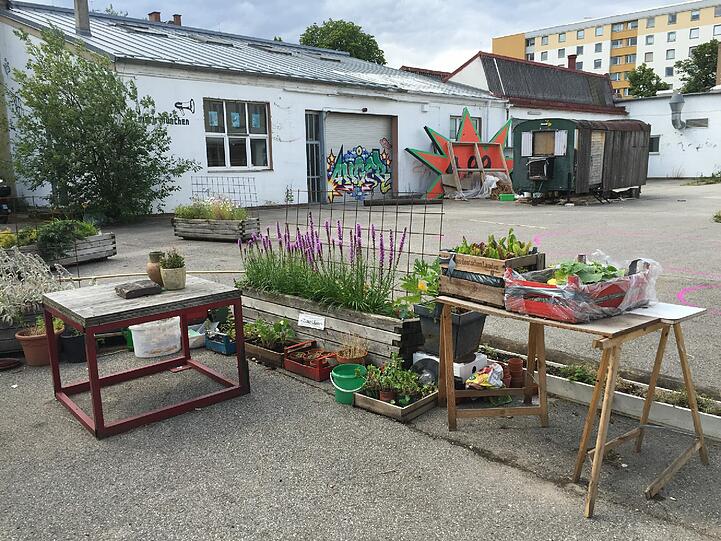 Werkstätten, Bauwagen und &bdquo;urban gardening&ldquo;: ein Blick ins Labor.