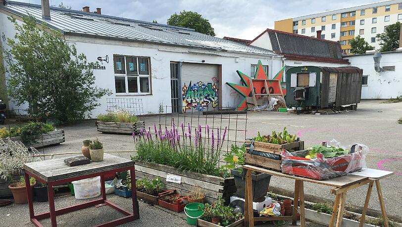 Werkstätten, Bauwagen und „urban gardening“: ein Blick ins Labor. Werkstätten, Bauwagen und „urban gardening“: ein Blick ins Labor.