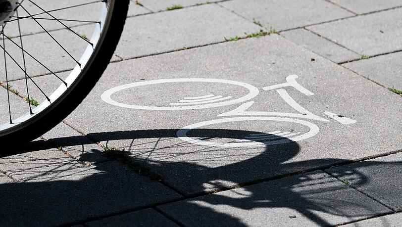 Der 76-Jährige schlug bei dem Sturz mit dem Kopf auf. Der 76-Jährige schlug bei dem Sturz mit dem Kopf auf.