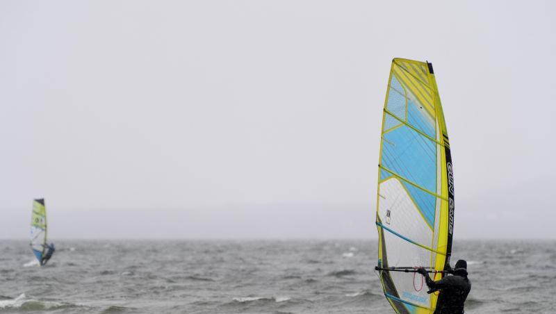 Zwei Windsurfer fahren bei kühlen Temperaturen über den Ammersee. Foto: Felix Hörhager/dpa/Archivbild Zwei Windsurfer fahren bei kühlen Temperaturen über den Ammersee. Foto: Felix Hörhager/dpa/Archivbild