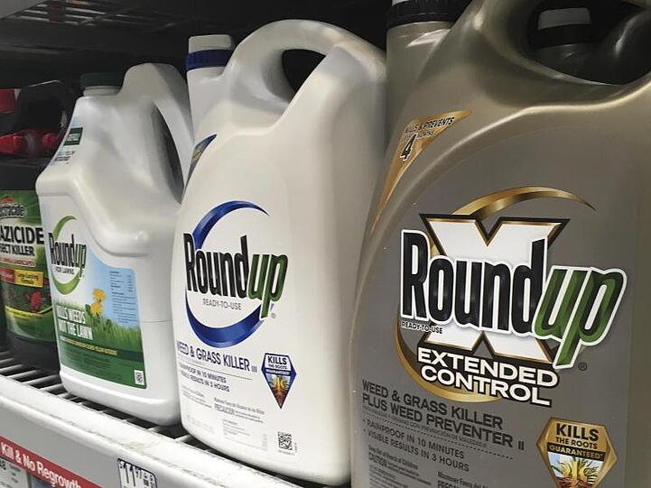 Behälter mit Roundup, einem Unkrautvernichter von Monsanto, stehen in einem Regal in einem Baumarkt.