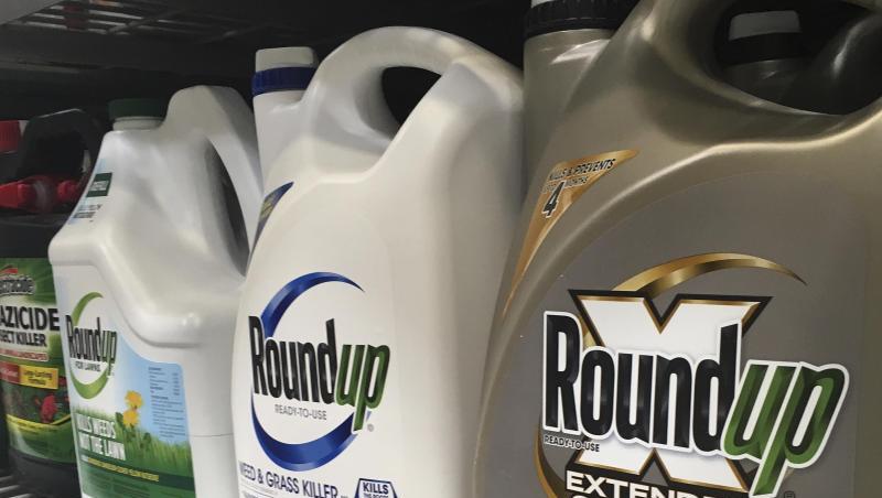 Behälter mit Roundup, einem Unkrautvernichter von Monsanto, stehen in einem Regal in einem Baumarkt. Behälter mit Roundup, einem Unkrautvernichter von Monsanto, stehen in einem Regal in einem Baumarkt.
