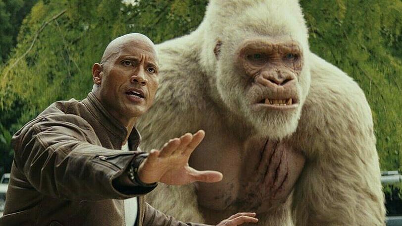 "Rampage - Big Meets Bigger": Davis Okoye (Dwayne Johnson) und der Silberrückengorilla George.