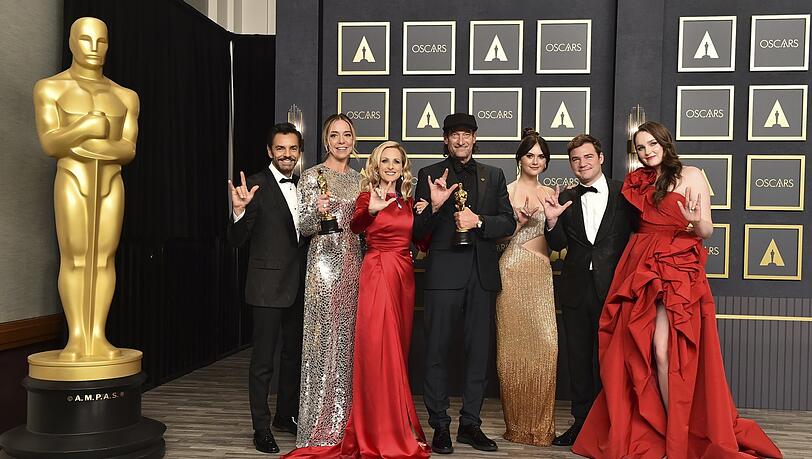 Eugenio Derbez (links), Sian Heder, Marlee Matlin, Troy Kotsur, Emilia Jones, Daniel Durant und Amy Forsyth, Gewinner des Preises für den besten Film für "Coda", zeigen im Presseraum der 94. Verleihung der Academy Awards in Hollywood ihre Oscars und das Gebärdenzeichen für "I Love You". Eugenio Derbez (links), Sian Heder, Marlee Matlin, Troy Kotsur, Emilia Jones, Daniel Durant und Amy Forsyth, Gewinner des Preises für den besten Film für "Coda", zeigen im Presseraum der 94. Verleihung der Academy Awards in Hollywood ihre Oscars und das Gebärdenzeichen für "I Love You".