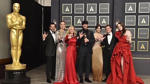 Eugenio Derbez (links), Sian Heder, Marlee Matlin, Troy Kotsur, Emilia Jones, Daniel Durant und Amy Forsyth, Gewinner des Preises für den besten Film für "Coda", zeigen im Presseraum der 94. Verleihung der Academy Awards in Hollywood ihre Oscars und das Gebärdenzeichen für "I Love You".