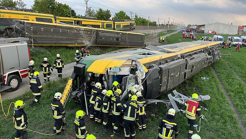 Rettungskräfte an der Unfallstelle nahe Wien.