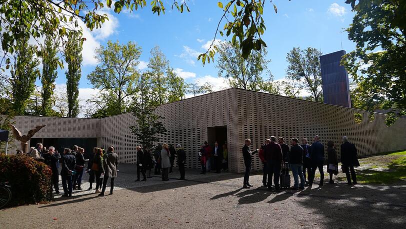 Das neue Krematorium, ein flaches, dreieckiges Gebäude, hat eine helle Sichtziegelfassade, die viele Lichteffekte ins Gebäude lässt. Das neue Krematorium, ein flaches, dreieckiges Gebäude, hat eine helle Sichtziegelfassade, die viele Lichteffekte ins Gebäude lässt.