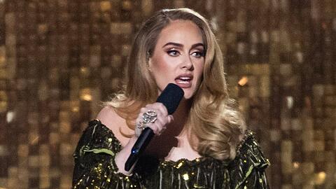 Ein Fan hat Superstar Adele während eines Konzerts in Las Vegas zu Tränen gerührt.