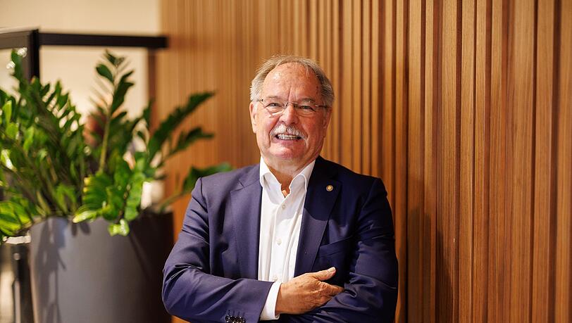 DEB-Präsident Peter Merten schaut in die Kamera.