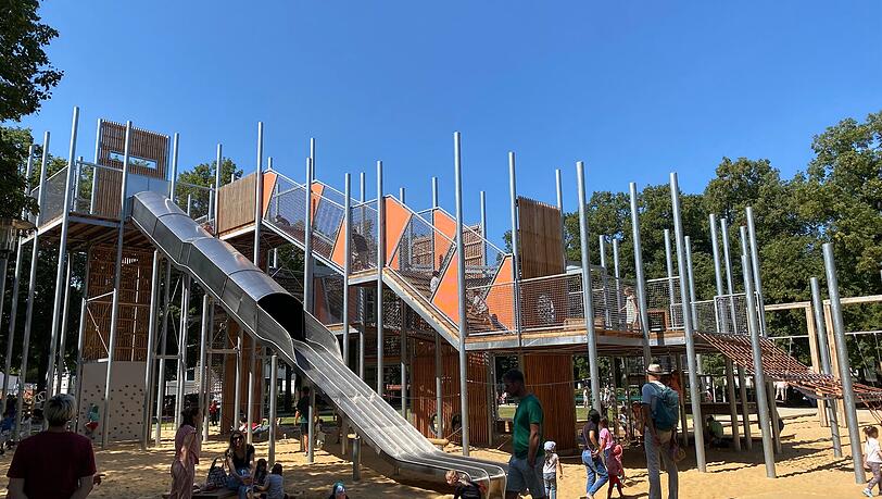 3,2 Millionen Euro wurden hier verbaut: Der neue Abenteuerspielplatz an der Theresienwiese ist groß. Die AZ hat sich umgehört, wie die neue Attraktion bei Kindern, Eltern und Großeltern ankommt.