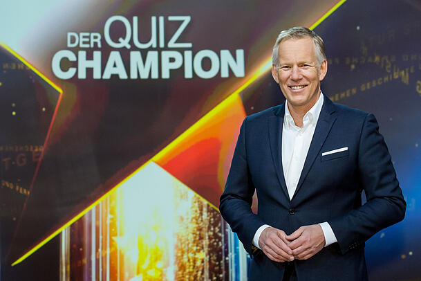 Bei "Der Quiz-Champion" nimmt Johannes B. Kerner prominente Experten in die Mangel. In der neuesten Ausgabe ist Franziska van Almsicks Sport-Wissen gefragt.