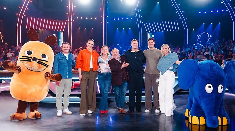 "Die große Maus-Show" wird 20 Jahre alt. Zur großen Jubiläumsshow begrüßt Moderatorin Esther Sedlaczek (Zweite von links) nicht nur die Maus und den Elefanten, sondern auch prominente Rate-Gäste (von links: Klaas Heufer-Umlauf, Annette Frier, Axel Prahl, Till Reiners, Wincent Weiss und Beatrice Egli). "Die große Maus-Show" wird 20 Jahre alt. Zur großen Jubiläumsshow begrüßt Moderatorin Esther Sedlaczek (Zweite von links) nicht nur die Maus und den Elefanten, sondern auch prominente Rate-Gäste (von links: Klaas Heufer-Umlauf, Annette Frier, Axel Prahl, Till Reiners, Wincent Weiss und Beatrice Egli).