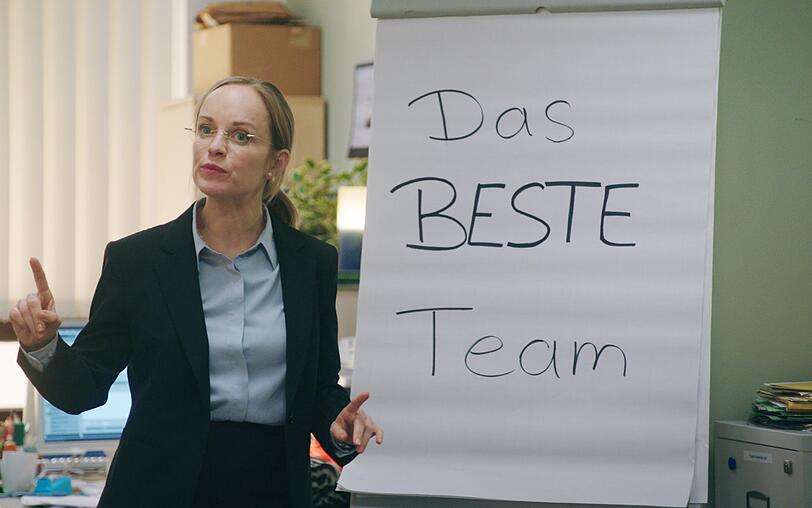 Ronja (Friederike Kempter) zwingt die Mitarbeiterinnen und Mitarbeiter im Bürgeramt zu allerhand Teambuilding-Maßnahmen. Ronja (Friederike Kempter) zwingt die Mitarbeiterinnen und Mitarbeiter im Bürgeramt zu allerhand Teambuilding-Maßnahmen.