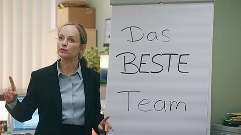 Ronja (Friederike Kempter) zwingt die Mitarbeiterinnen und Mitarbeiter im B&uuml;rgeramt  zu allerhand Teambuilding-Ma&szlig;nahmen.