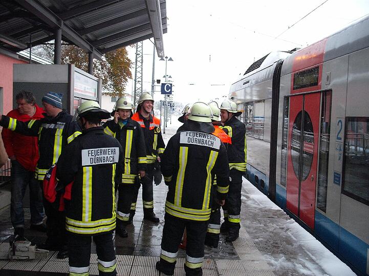 Wegen Schneebruch fährt die Freiwillige Feuerwehr mit Motorsägen Begleitschutz, um den Weg zwischen Holzkirchen und Lenggries freizuschneiden.
