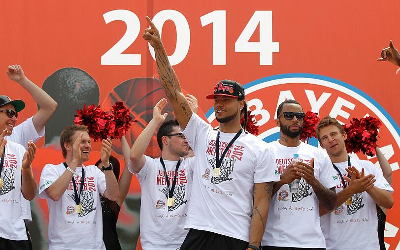 Die Basketballer des FC Bayern München feiern vor dem Audi Dome ihren Meistertitel.