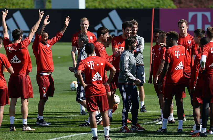 Spaß in der Wüste: Die Bayern beim Training in Doha.