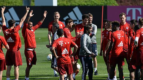 Spaß in der Wüste: Die Bayern beim Training in Doha.