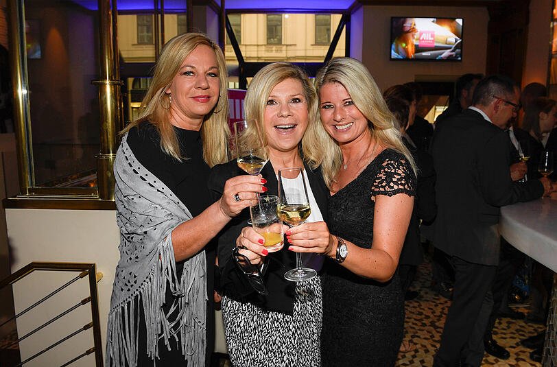 Birgit Fischer-Höper, Marianne Hartl und Tanja Helgert bei der Party zum "Tag und Nacht der 1000PS"-Event im Hotel Vier Jahreszeiten Kempinski.