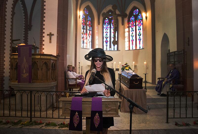 Gina-Lisa Lohfink sprach in der St. Augustine's Church in Wiesbaden die Trauerrede für die Beerdigung der "Privatsphäre".