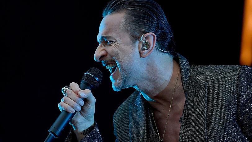 Depeche Mode um Sänger Dave Gahan und Gitarrist Martin Gore begeisterten mit Klassikern und Songs des neuen Albums die Massen im Münchner Olympiastadion.