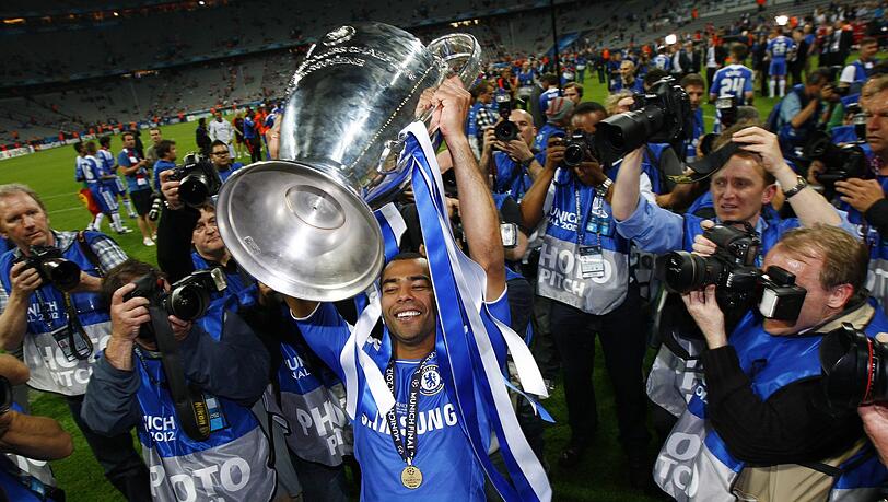 Chelseas Didier Drogba mit dem Champions-League-Pokal. Chelseas Didier Drogba mit dem Champions-League-Pokal.