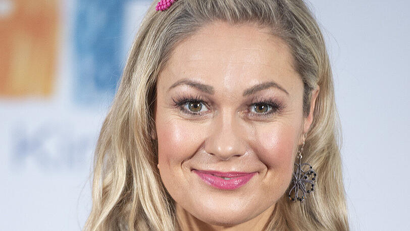 Ruth Moschner trägt ihre blonden Haare nun kürzer Ruth Moschner trägt ihre blonden Haare nun kürzer