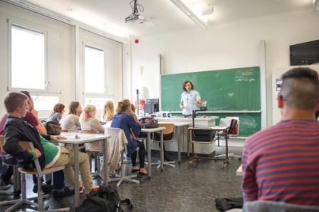 Die Schüler des Gymnasiums sollen in modernen Räumen unterrichtet werden. (Symbolbild)