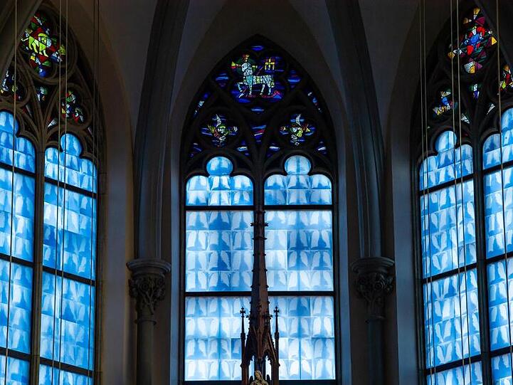 Die Fenster hinter dem Altar der Heilig Kreuz Kirche am Giesinger Berg. Foto: Peter Kneffel/dpa/Archivbild