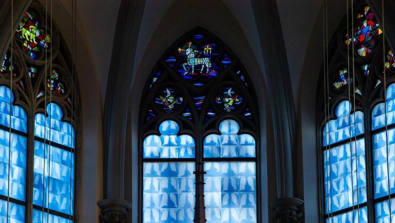 Die Fenster hinter dem Altar der Heilig Kreuz Kirche am Giesinger Berg. Foto: Peter Kneffel/dpa/Archivbild Die Fenster hinter dem Altar der Heilig Kreuz Kirche am Giesinger Berg. Foto: Peter Kneffel/dpa/Archivbild