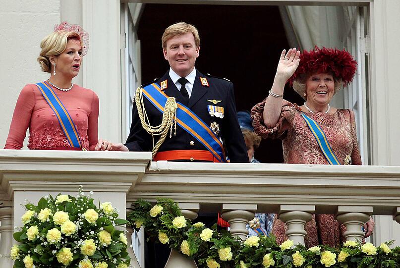 2009 glatt wie der berühmte Babypopo und damals noch Prinz: Willem-Alexander mit Prinzessin Maxima (l.) und Königin Beatrix anlässlich des Prinzentags.
