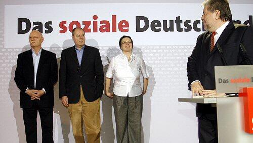 Löste Irritationen bei den Genossen aus. SPD-Chef Beck (r.) Löste Irritationen bei den Genossen aus. SPD-Chef Beck (r.)