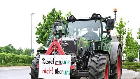 Landwirte demonstrieren vor dem Schloss in Stuttgart-Hohenheim mit Traktoren.