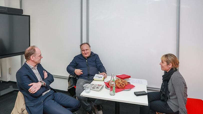 Klaus Zierer (l.) im Gespräch mit AZ-Verleger Martin Balle und Politik-Chefin Natalie Kettinger. Foto: Bernd Wackerbauer. Klaus Zierer (l.) im Gespräch mit AZ-Verleger Martin Balle und Politik-Chefin Natalie Kettinger. Foto: Bernd Wackerbauer.