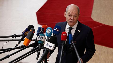 Olaf Scholz spricht mit den Medien bei seiner Ankunft zu einem EU-Gipfel in Brüssel.