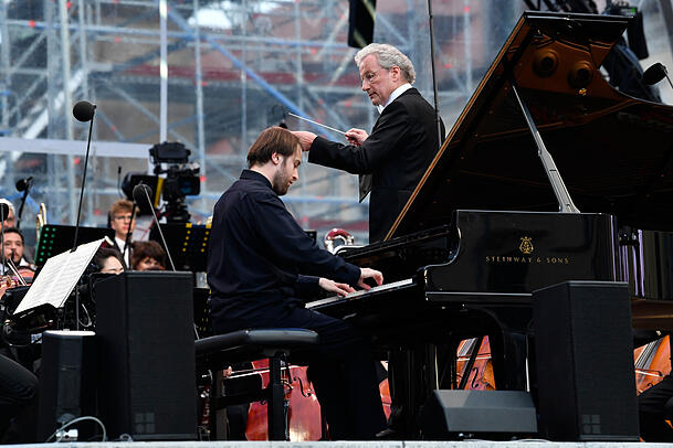 Der Pianist Daniil Trifonov mit dem Dirigenten Franz Welser-Möst. Der Pianist Daniil Trifonov mit dem Dirigenten Franz Welser-Möst.