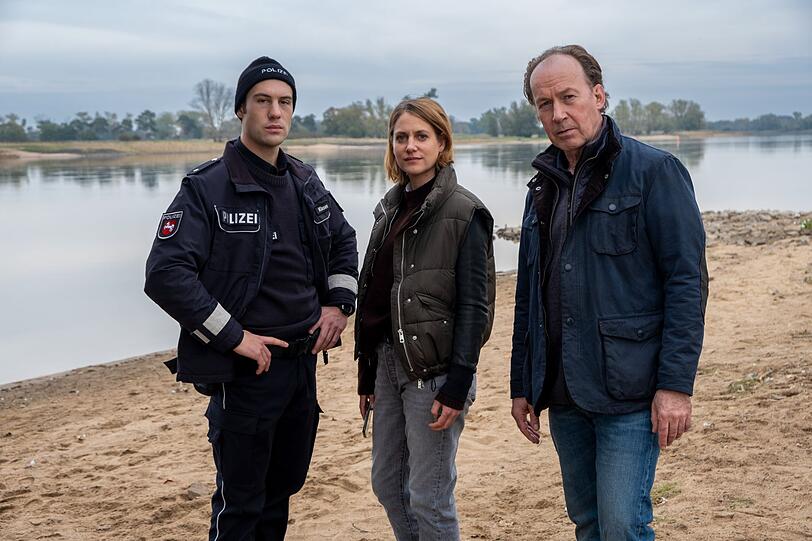 Revierleiter Stiller (Ulrich Noethen, rechts) und seine Kollegen Oliver Klasen (Malte Thomsen) und Kira Engelmann (Bettina Burchard) tauchen bei ihren Ermittlungen in einem Mordfall ins Wendland zu DDR-Zeiten ein.