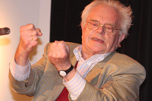 Hinter diesen Fäusten steckt ein kluger Kopf: Nürnbergs Ex-Kulturreferent Hermann Glaser (80).