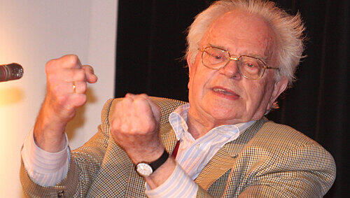 Hinter diesen Fäusten steckt ein kluger Kopf: Nürnbergs Ex-Kulturreferent Hermann Glaser (80). Hinter diesen Fäusten steckt ein kluger Kopf: Nürnbergs Ex-Kulturreferent Hermann Glaser (80).