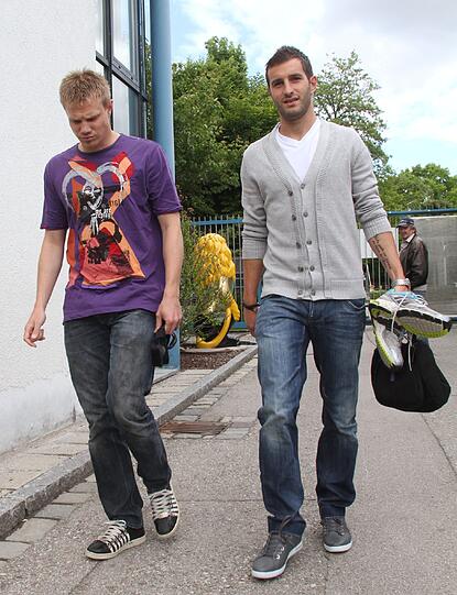Timo Ochs (links) und Max Nicu auf dem Weg zum ersten Training.