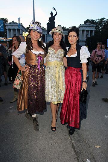 Simone Thomalla und Christine Neubauer sind heuer auch gut behütet auf der Wiesn unterwegs.