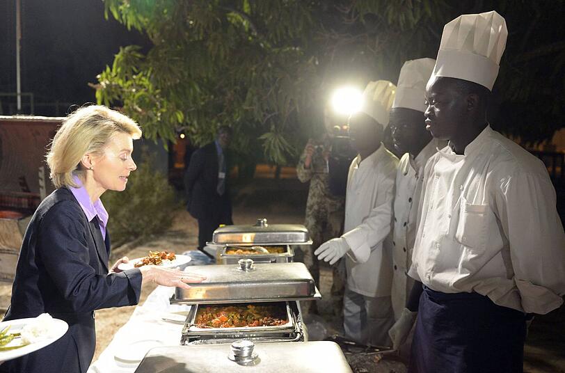 Guns 'n Röschen: Die Verteidigungsministerin ist seit Mittwoch Abend in Afrika. Erste Station war der Bundeswehr-Stützpunkt im Senegal, wo sie sich gerade das Abendessen am warmen Büffet reichen lässt. Der Stützpunkt im Senegal ist Teil des Mali-Einsatzes, hier wird der Transport abgewickelt.
