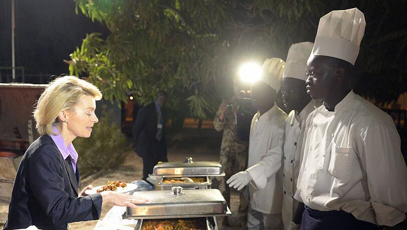 Guns 'n Röschen: Die Verteidigungsministerin ist seit Mittwoch Abend in Afrika. Erste Station war der Bundeswehr-Stützpunkt im Senegal, wo sie sich gerade das Abendessen am warmen Büffet reichen lässt. Der Stützpunkt im Senegal ist Teil des Mali-Einsatzes, hier wird der Transport abgewickelt. Guns 'n Röschen: Die Verteidigungsministerin ist seit Mittwoch Abend in Afrika. Erste Station war der Bundeswehr-Stützpunkt im Senegal, wo sie sich gerade das Abendessen am warmen Büffet reichen lässt. Der Stützpunkt im Senegal ist Teil des Mali-Einsatzes, hier wird der Transport abgewickelt.