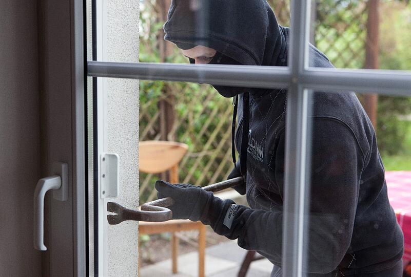 Der oder die Täter hebelten ein Fenster der Erdgeschosswohnung auf. (Symbolbild)