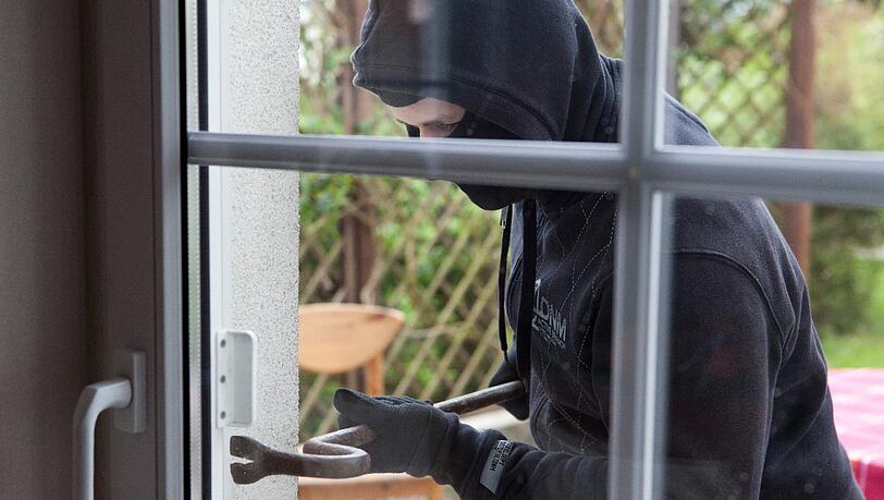 Der oder die Täter hebelten ein Fenster der Erdgeschosswohnung auf. (Symbolbild) Der oder die Täter hebelten ein Fenster der Erdgeschosswohnung auf. (Symbolbild)