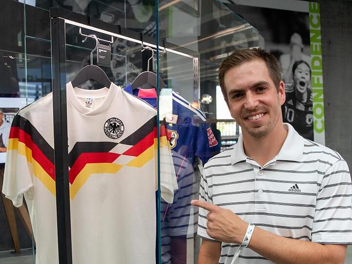 Philipp Lahm, früherer Fußballprofi, steht beim Sportartikelhersteller adidas in einer Geschichtsausstellung. Foto: Daniel Karmann